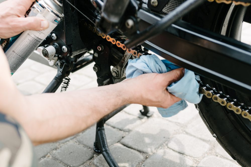 Entretien de la chaîne de transmission finale des motos - Moto Pièces