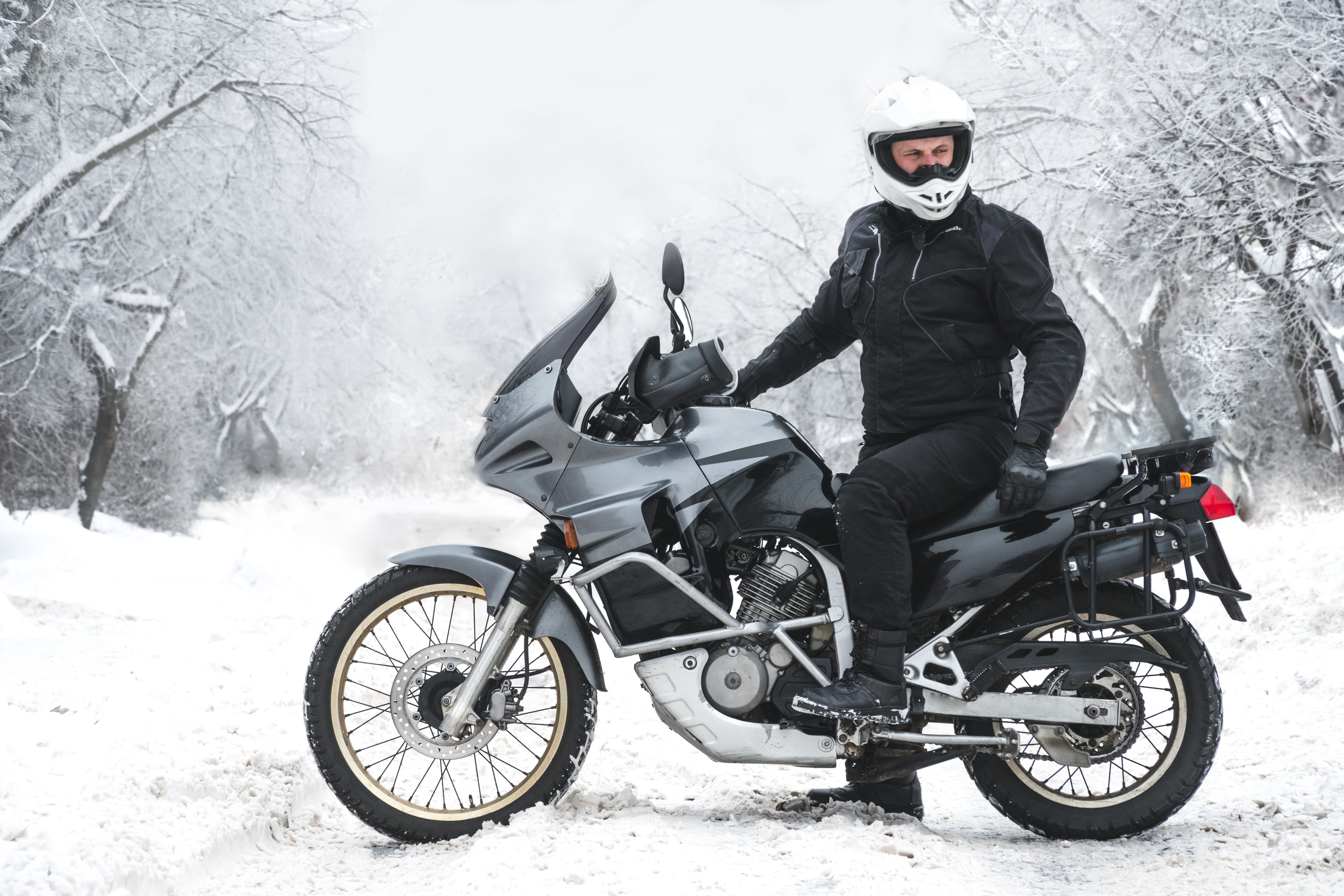 Se protéger le visage du froid à moto