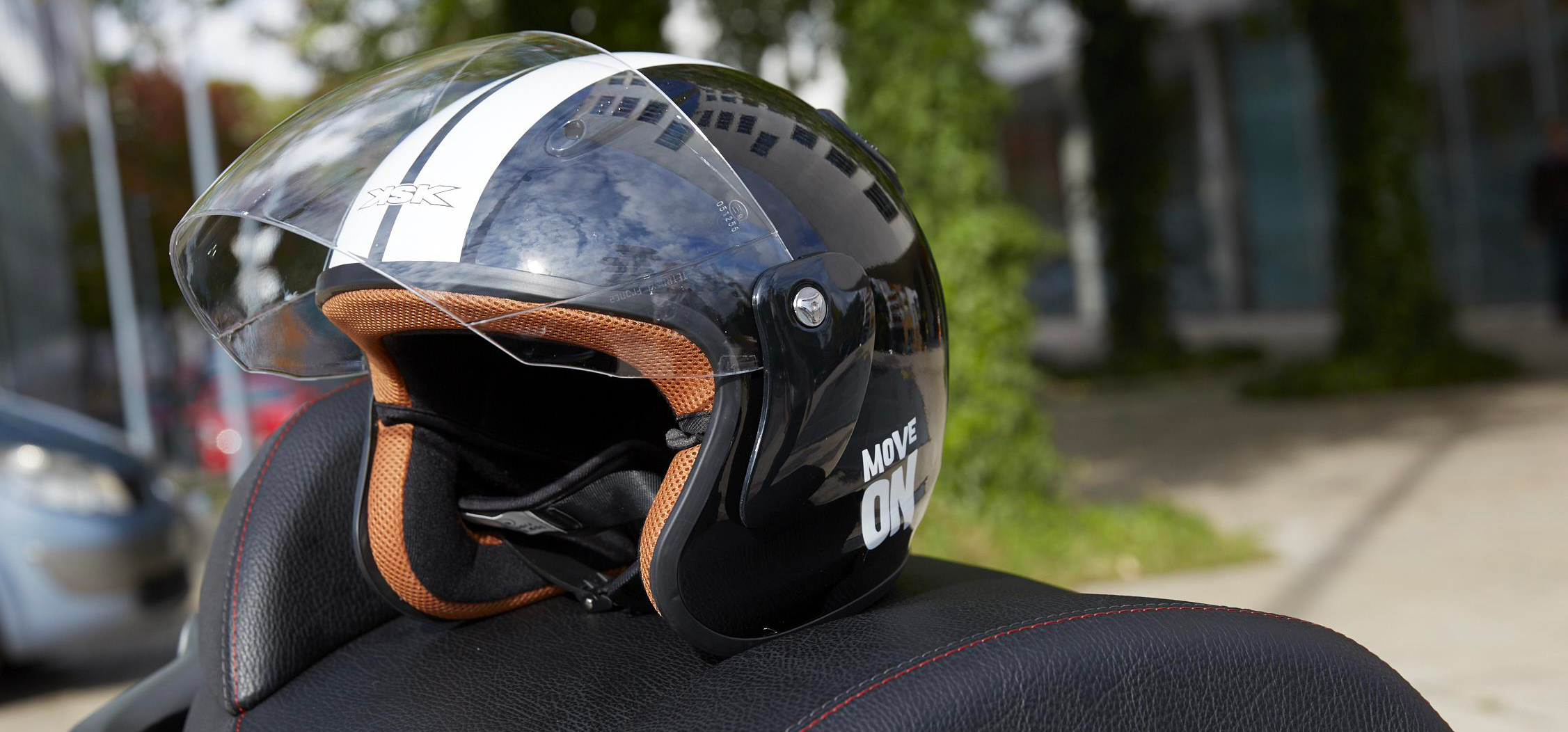 Nettoyer et protéger la visière de votre casque moto - #RoadbookScooteo