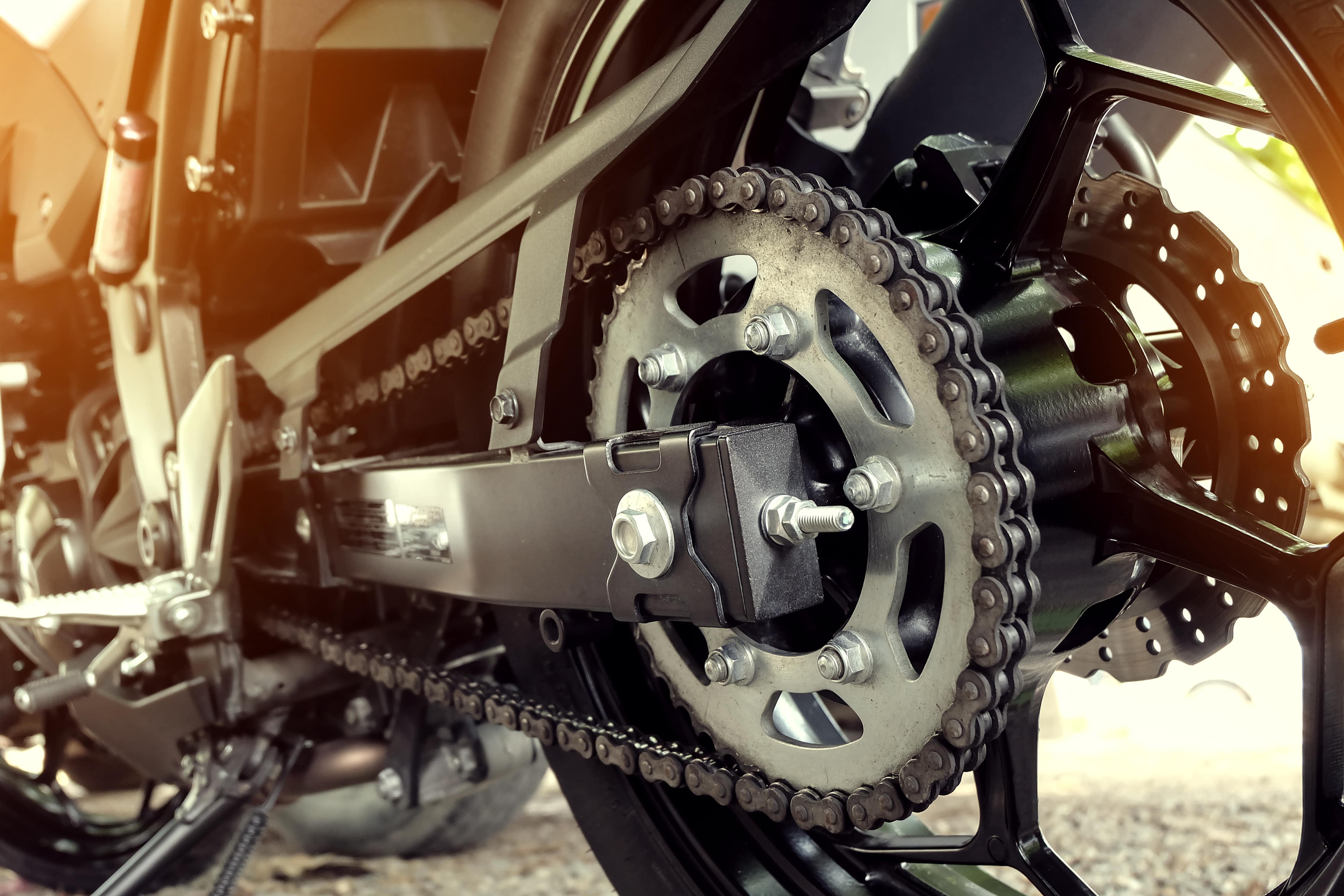 Comment retendre la chaîne de sa moto cross ? - #RoadbookScooteo