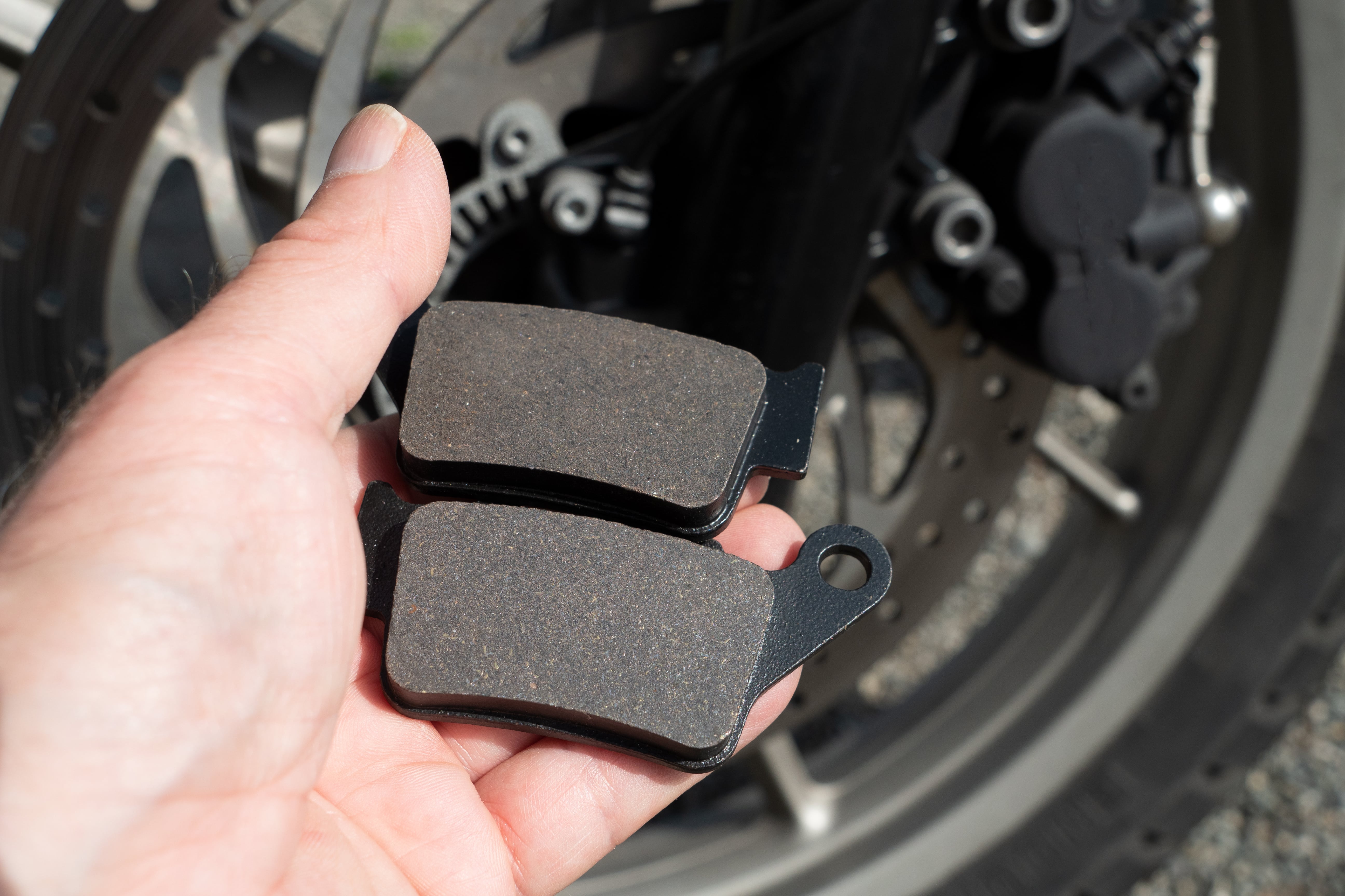 Comment mettre des nouvelles plaquettes de frein moto ? - #RoadbookScooteo